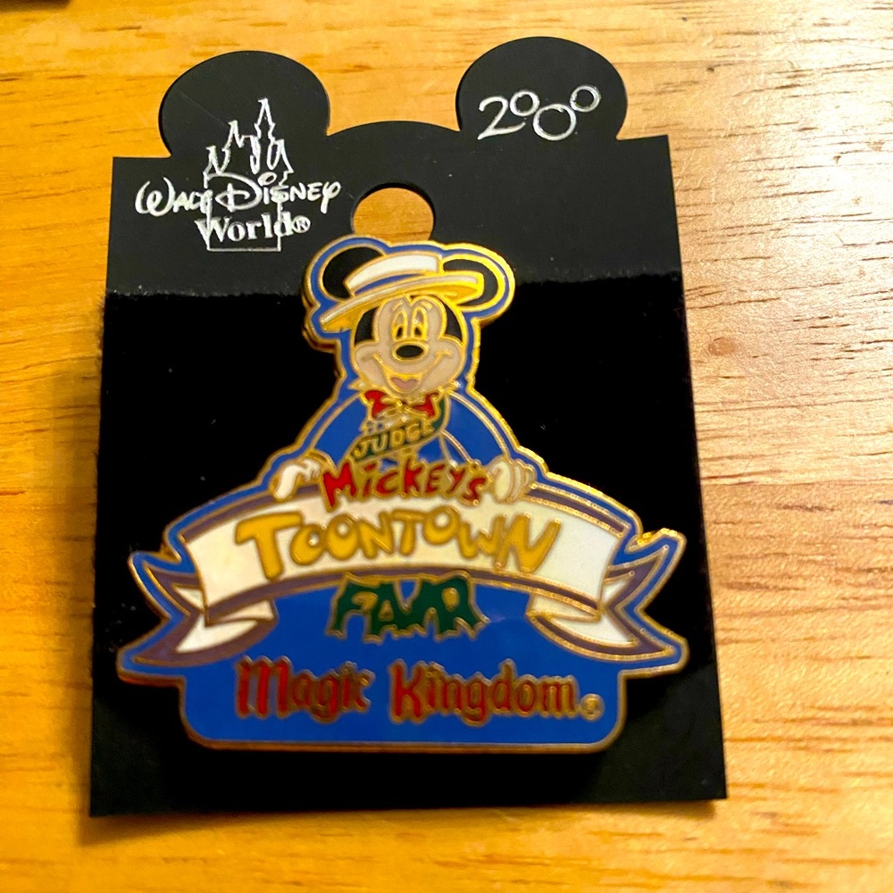 Mickey’s Toontown pin.